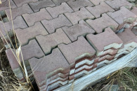 Behaton szary i czerwony pozostałość po budowie